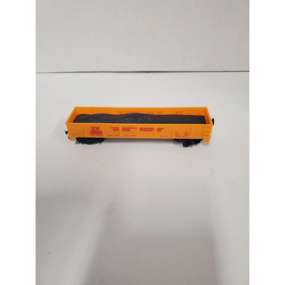 Life-Like Ho Scale Union Pacific #29500 Coal Gondola Train Car with Load